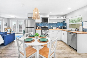 Coral Cottage, Stylish Studio Suite on Canal, Walkable to Beach, Private Parking